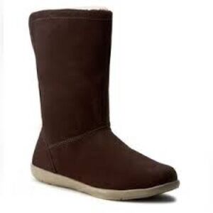 NWT Crocs Women's Adela Foldover Fuzz Snow Boot, Mahogany/Khaki Suede, Size 6